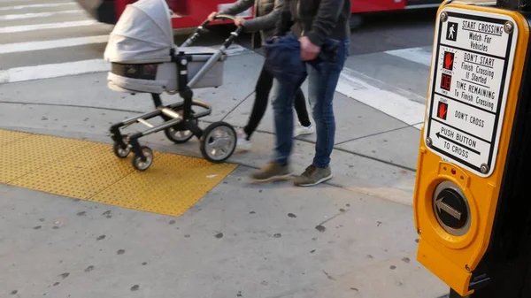 Trafikljus Knappen Gågatan Människor Måste Trycka Och Vänta Trafikregler Och — Stockfoto