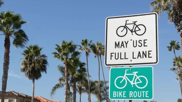 캘리포니아주에 자전거 표지판 자전거 단말기 태평양 연안의 휴양지에 자전거 도로이다 — 스톡 사진