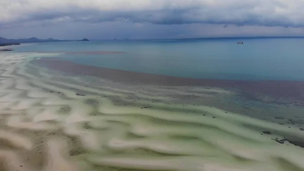 Θυελλώδης Ουρανός Και Ασυνήθιστη Ακτή Λευκής Άμμου Εκπληκτικό Τοπίο Θυελλώδη — Φωτογραφία Αρχείου