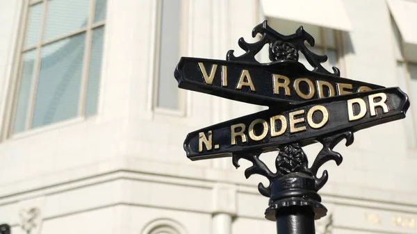 Maailmankuulu Rodeo Drive Symboli Cross Street Sign Risteys Beverly Hillsissä — kuvapankkivalokuva