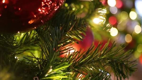 Gros Plan Sapin Noël Plein Air Décoré Avec Des Boules — Photo