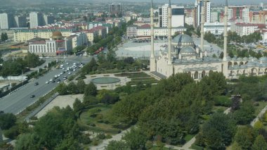 GROZNY, ICHKERIA 'NIN CHECHEN REUBLIK, CAUCASUS, RUSSIA - 6 Eylül 2019: Çeçenistan' ın Kalbi yakınlarındaki başkentte Sivil Konkort ve Birlik Günü. İslami cami yakınlarındaki meydanda yaşayan insanlar