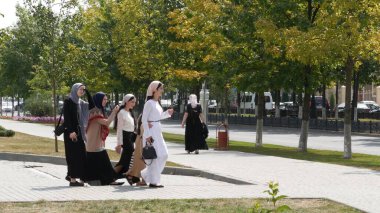 GROZNY, ICHKERIA 'NIN Çeçen Cumhuriyeti, Kafkasya, Rusya - 6 Eylül 2019: Sivil Konkort ve Birlik Günü, başkent Çeçenistan' ın Kalbi. Mutlu, genç müslüman insanlar meydanda