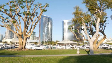SAN DIEGO, CALIFORNIA USA - 13 Şubat 2020: USS Midway ve Kongre Merkezi yakınlarındaki Embarcadero marina Parkı. Marriott Oteli, Seaport Village yakınlarında. Lüks yatlar, şehir siluetinin gökdelenleri..