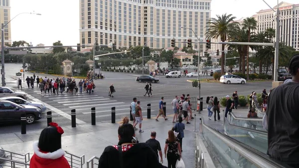 Las Vegas Nevada Usa Mar 2020 歩行者専用歩道の人々 都市遊歩道を歩く多文化の男性と女性 歩道の市民の群衆 大都市における多人種の顔の多様性 — ストック写真