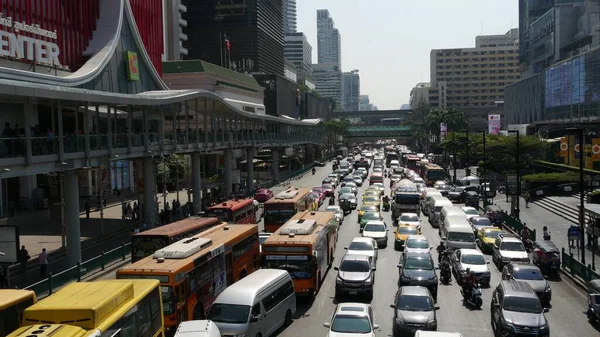 Bangkok Thailand Δεκεμβριου 2018 Αυτοκίνητα Στο Πολυσύχναστο Δρόμο Της Πόλης — Φωτογραφία Αρχείου