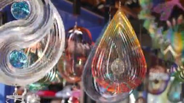 Renkli geometrik metal çan döndürücü, bahçe hipnotik sürreal dekorasyonu, California USA. Üç boyutlu kinetik dönen yanardöner çok renkli hava sarmalı. Büyüleyici göz yanılsaması..