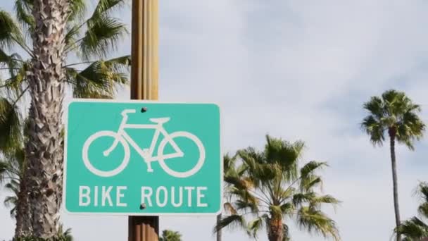 Bike Route green road sign in California, USA. Bicycle lane singpost. Bikeway in Oceanside pacific tourist resort. Cycleway signboard and palm. Healthy lifestyle, recreation and safety cycling symbol — Stock Video