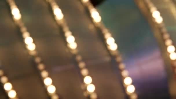 Geceleri parlayan odandan çıkmış eski elektrikli lambalar. Bulanık eski kumarhane dekorasyonunun soyut yakın çekimi, Las Vegas USA. Freemont caddesinde parıldayan eski tip ampuller. — Stok video