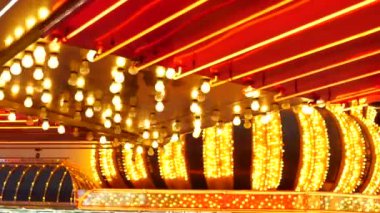 Eski moda elektrik lambaları geceleri yanıp sönüyor. Las Vegas, ABD 'de parıldayan eski kumarhane dekorasyonunun soyut yakın çekimi. Freemont caddesinde parıldayan eski tip ampuller.