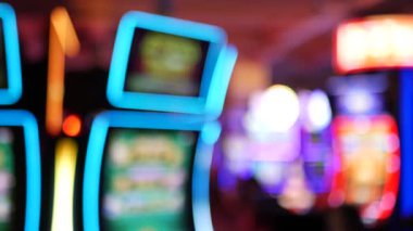 Las Vegas Bulvarı, ABD 'de kumarhanede çözülmüş kumar makineleri parlıyor. Fremont caddesi yakınlarındaki bir otelde kumarda büyük ikramiye oynamış. Riskli para oynamak ve bahis oynamak için aydınlatılmış neon meyve makinesi