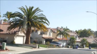 Varoş gayrimenkul, yerleşim bölgesi, San Diego ilçesi, Kaliforniya ABD. Tipik bir banliyö mahallesi. Tek kişilik müstakil evler, pahalı mülkler. Klasik evler dizisi
