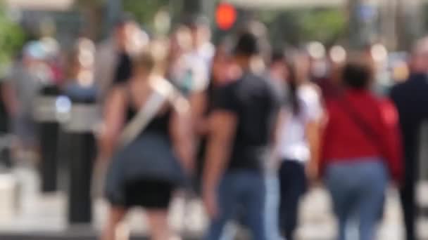 Foule déconcentrée, carrefour routier sur le Strip de Las Vegas, États-Unis. Des piétons anonymes flous sur la passerelle dans le centre-ville urbain bondé. Citoyens américains méconnaissables dans la ville du péché — Video