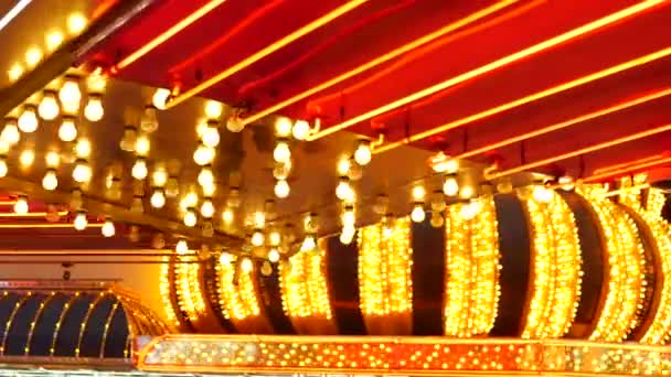 Lampu listrik tua berkedip dan bersinar di malam hari. Penutup abstrak dekorasi retro kasino berkilauan di Las Vegas, Amerika Serikat. Lampu gaya iluminasi berkilauan di jalan Freemont — Stok Video