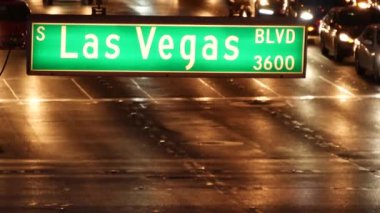 Fabulos Las Vegas, Günah Şehri 'nde trafik levhası parlıyor. Nevada 'daki Fremont caddesine giden yolda ikonik tabela var. Kumarhane parasının ve kumar alanındaki bahislerin sembolü.