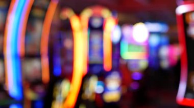 Las Vegas Bulvarı, ABD 'de kumarhanede çözülmüş kumar makineleri parlıyor. Fremont caddesi yakınlarındaki bir otelde kumarda büyük ikramiye oynamış. Riskli para oynamak ve bahis oynamak için aydınlatılmış neon meyve makinesi