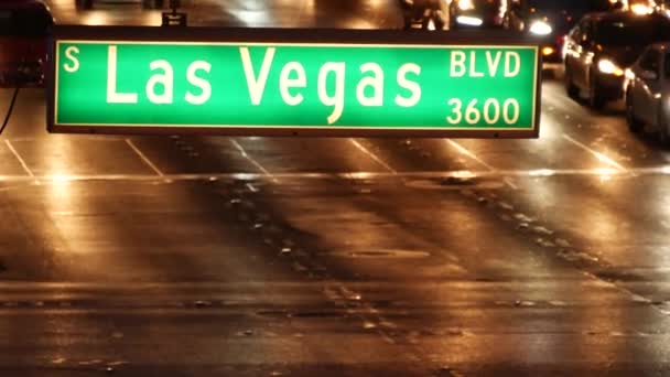 Fabulos Las Vegas, cartello stradale che illumina la Strip nella città del peccato degli Stati Uniti. Iconico cartello sulla strada per Fremont Street in Nevada. Simbolo illuminato di denaro del casinò che gioca e scommette nell'area di gioco — Video Stock