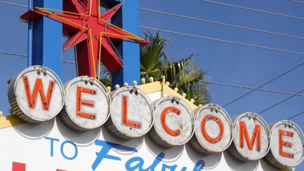 Üdvözöljük a mesés Las Vegas retro neon jel szerencsejáték turisztikai üdülőhely, USA. Ikonikus vintage banner szimbólumaként kaszinó, szerencsejátékok, pénz játék és a veszély fogadás. Felirat a táblára — Stock videók