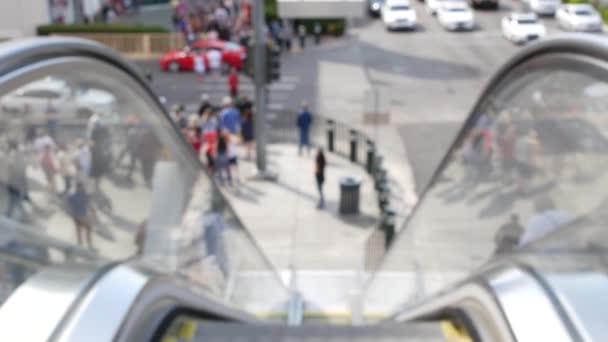 Perspectiva vista a través de escaleras mecánicas, desenfocado irreconocible grupo de personas en cruce de carreteras en Strip of Las Vegas, EE.UU.. Peatones desdibujados anónimos en la pasarela en el centro urbano lleno de gente — Vídeos de Stock