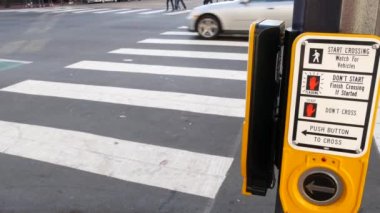 Yaya geçidinde trafik ışığı düğmesi, insanlar itmek ve beklemek zorunda. ABD 'de halkın güvenliği için trafik kuralları ve yönetmelikleri. Zebra caddesi San Diego, Kaliforniya 'da yol ayrımında kesişiyor.