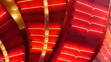 Eski moda elektrik lambaları geceleri yanıp sönüyor. Las Vegas, ABD 'de parıldayan eski kumarhane dekorasyonunun soyut yakın çekimi. Freemont caddesinde parıldayan eski tip ampuller.