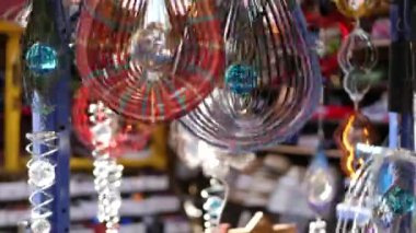 Renkli geometrik metal çan döndürücü, bahçe hipnotik sürreal dekorasyonu, California USA. Üç boyutlu kinetik dönen yanardöner çok renkli hava sarmalı. Büyüleyici göz yanılsaması..