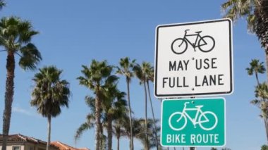Kaliforniya, ABD 'de bisiklet yolu yeşil yol tabelası. Bisiklet yolu tek direkli. Oceanside Pasifik Turizm Merkezi 'nde bisiklet yolu. Bisiklet levhası ve avuç içi. Sağlıklı yaşam tarzı, eğlence ve güvenlik bisiklet sembolü