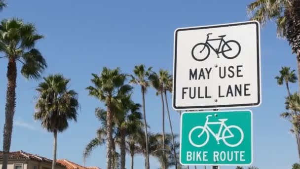 Bike Route zelená silniční značka v Kalifornii, USA. Jízdní pruh. Bikeway v Oceanside pacifické turistické letovisko. Indikátor a dlaň. Zdravý životní styl, rekreace a bezpečnostní cyklistika symbol — Stock video