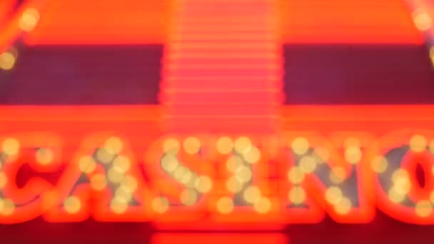 Разряженные старые фасионированные электрические лампы светятся ночью. Абстрактный крупный план размытого ретро-декора мерцающего казино, Лас-Вегас, США. Иллюминированные луковицы в винтажном стиле, сверкающие на улице Фримонт — стоковое видео