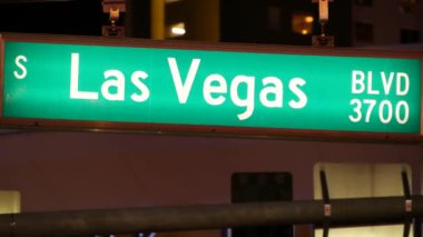 Fabulos Las Vegas, Günah Şehri 'nde trafik levhası parlıyor. Nevada 'daki Fremont caddesine giden yolda ikonik tabela var. Kumarhane parasının ve kumar alanındaki bahislerin sembolü.