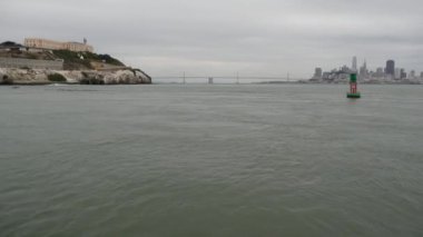 San Francisco Körfezi, Kaliforniya 'daki Alcatraz Adası. Taştaki gangsterler için federal hapishane, sisli hava. Tarihi hapishane, puslu bir limandaki uçurum. Cezalandırma ve suçtan hapis