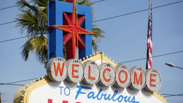 Welcome to fabulous Las Vegas retro neon sign in gambling tourist resort, USA. Iconic vintage banner as symbol of casino, games of chance, money playing and hazard betting. Lettering on signboard — Stock Video
