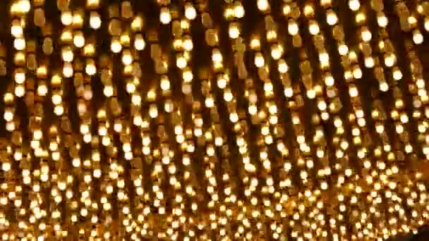 Alte Glühbirnen blinken und leuchten in der Nacht. Abstrakte Nahaufnahme der retro Casino Dekoration, die in Las Vegas, USA, schimmert. Beleuchtete Vintage-Glühbirnen glitzern auf der Freemont Street