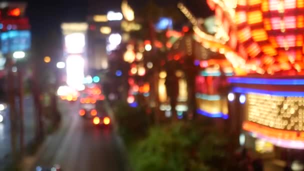 Defocused mesés Las Vegas Strip körút, luxus kaszinó és hotel, szerencsejáték terület Nevada, USA. Éjszakai élet és a forgalom közelében Fremont utca turisztikai pénz játszik üdülőhely. A bűn városának neonfényei — Stock videók