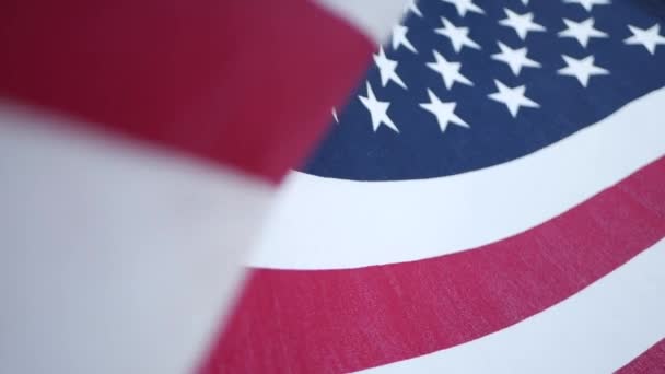 Мягкий фокус вблизи американского флага Старой Славы, размахивающего ветром. Демократия звезд и полос, патриотизм, свобода и символ Дня независимости. Звездный флаг, национальная гордость и икона свободы — стоковое видео