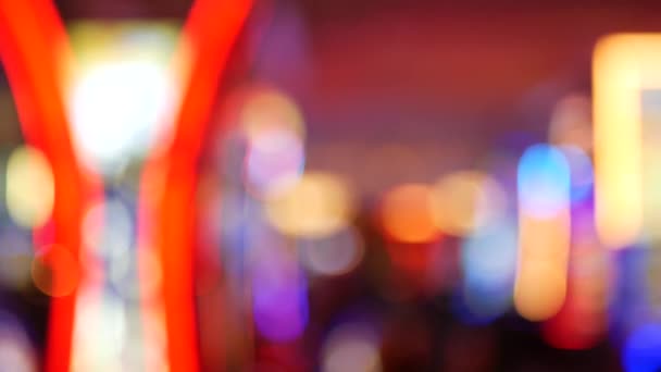 Las máquinas tragamonedas desenfocadas brillan en el casino en la fabulosa Las Vegas Strip, Estados Unidos. Desenfocado juego jackpot ranuras en el hotel cerca de la calle Fremont. Máquina de fruta de neón iluminada para jugar y apostar dinero de riesgo — Vídeos de Stock