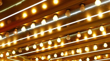 Eski moda elektrik lambaları geceleri yanıp sönüyor. Las Vegas, ABD 'de parıldayan eski kumarhane dekorasyonunun soyut yakın çekimi. Freemont caddesinde parıldayan eski tip ampuller..