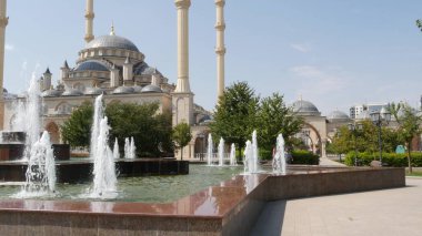 GROZNY, ICHKERIA 'NIN CHECHEN REUBLIK, CAUCASUS, RUSSIA - 6 Eylül 2019: Çeçenistan' ın Kalbi yakınlarındaki başkentte Sivil Konkort ve Birlik Günü. İslami cami yakınlarındaki meydanda yaşayan insanlar
