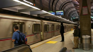 LOS ANGELES, CALIFORNIA, ABD - 7 NOV 2019: Metro Demiryolu Taşıma Sistemi. Metropolitan kamu yolcu taşımacılığı altyapısı. Yurttaşlar yeraltı metrosunun içinde. Los Angeles 'taki insanlar..