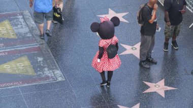 LOS ANGELES, CALIFORNIA, ABD - 7 NOV 2019: Los Angeles Hollywood Bulvarı 'nda şöhret yürüyüşü. Asfalt üzerinde ünlü yıldızların yanında yürüyen pedastrianlar. Dolby ve TCL Çin Tiyatrosu yakınlarındaki yürüyüş pisti..