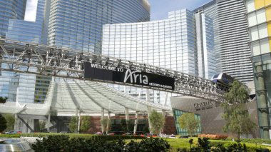 LAS VEGAS, NEVADA USA - 7 MAR 2020: Günah Şehri 'ndeki Geleceğin Şehir Merkezi Kumarhanesi. Modern lüks anonim şehir silueti. Çağdaş metropol gökdelen ve tek raylı ekspres treni