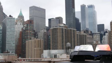 NEW YORK CITY, ABD - 12 MAR 2020: Brooklyn Köprüsü 'nde acil durum sirenleri, 991 polis devriye arabası. NYPD arabası, Manhattan 'da suç önleme ve güvenlik sembolü. Metropolis Güvenlik ve Koruma.