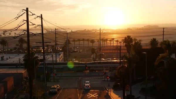 カリフォルニア州サンディエゴ 2020年1月15日 リンドバーグ国際空港付近の踏切 日没時のコースター鉄道と滑走路 Nctd鉄道輸送 自動車 鉄道輸送 — ストック写真