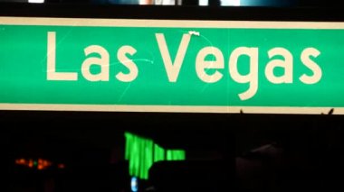 Fabulos Las Vegas, Günah Şehri 'nde trafik levhası parlıyor. Nevada 'daki Fremont caddesine giden yolda ikonik tabela var. Kumarhane parasının ve kumar alanındaki bahislerin sembolü.