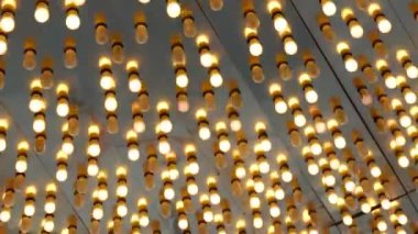 Eski moda elektrik lambaları geceleri yanıp sönüyor. Las Vegas, ABD 'de parıldayan eski kumarhane dekorasyonunun soyut yakın çekimi. Freemont caddesinde parıldayan eski tip ampuller.