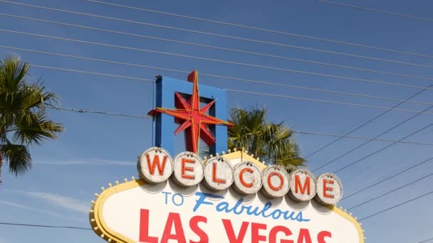Bem-vindo ao fabuloso sinal de néon retro de Las Vegas no resort turístico de jogos de azar, EUA. Banner vintage icônico como símbolo de cassino, jogos de azar, dinheiro jogando e apostas de risco. Cartas na placa de sinalização — Vídeo de Stock