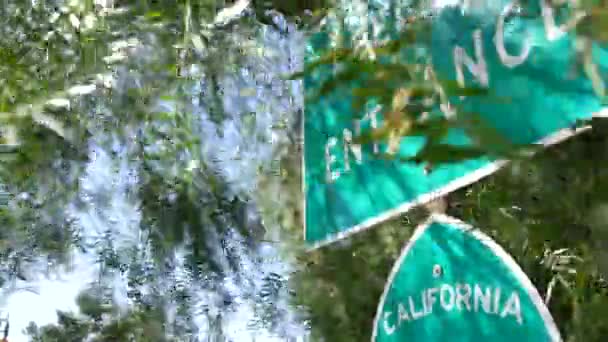 Въездной знак автострады на развязке в округе Сан-Диего, Калифорния, США. Вывеска 78 шоссе. Символ дорожной поездки, правил и правил транспортной и транспортной безопасности — стоковое видео
