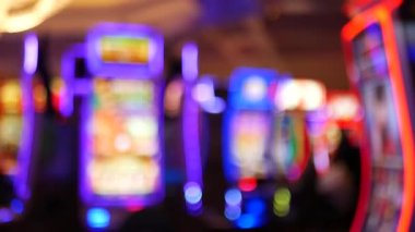 Las Vegas Bulvarı, ABD 'de kumarhanede çözülmüş kumar makineleri parlıyor. Fremont caddesi yakınlarındaki bir otelde kumarda büyük ikramiye oynamış. Riskli para oynamak ve bahis oynamak için aydınlatılmış neon meyve makinesi