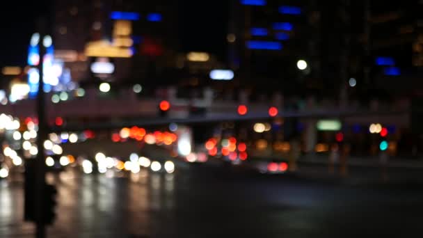 Las Vegas Bulvarı, lüks kumarhane ve otel, Nevada, ABD 'de kumar sahası. Fremont caddesi yakınlarındaki gece hayatı ve trafik turist parasıyla tatil köyünde. Günah şehrinin neon ışıkları — Stok video