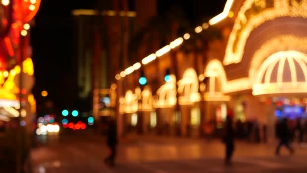 Defocused mesés Las Vegas Strip körút, luxus kaszinó és hotel, szerencsejáték terület Nevada, USA. Éjszakai élet és a forgalom közelében Fremont utca turisztikai pénz játszik üdülőhely. A bűn városának neonfényei — Stock videók